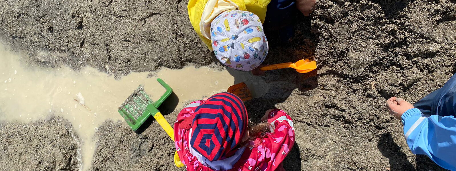 unsere Kinder beim Sandspiel